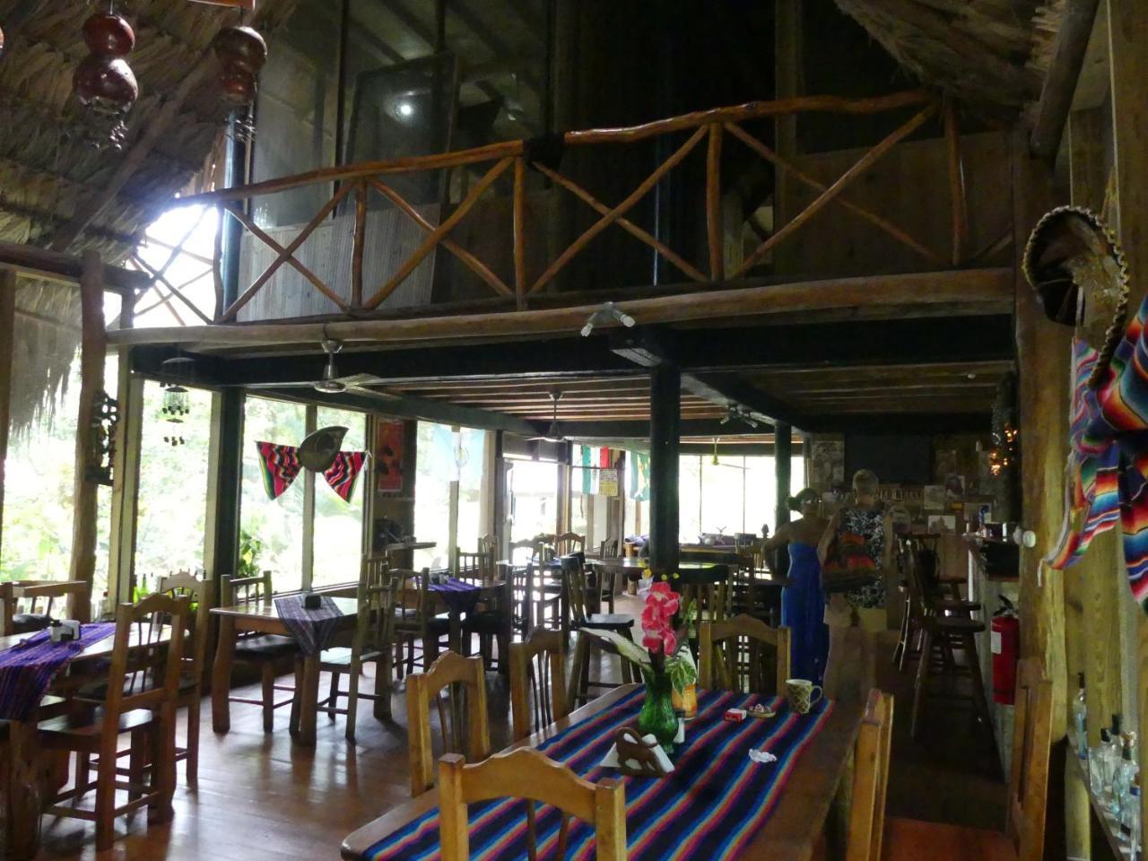 Hotel Kangaroo Rio Dulce Rio Dulce Town Exterior foto
