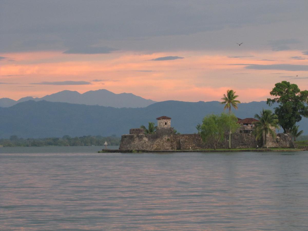Hotel Kangaroo Rio Dulce Rio Dulce Town Exterior foto
