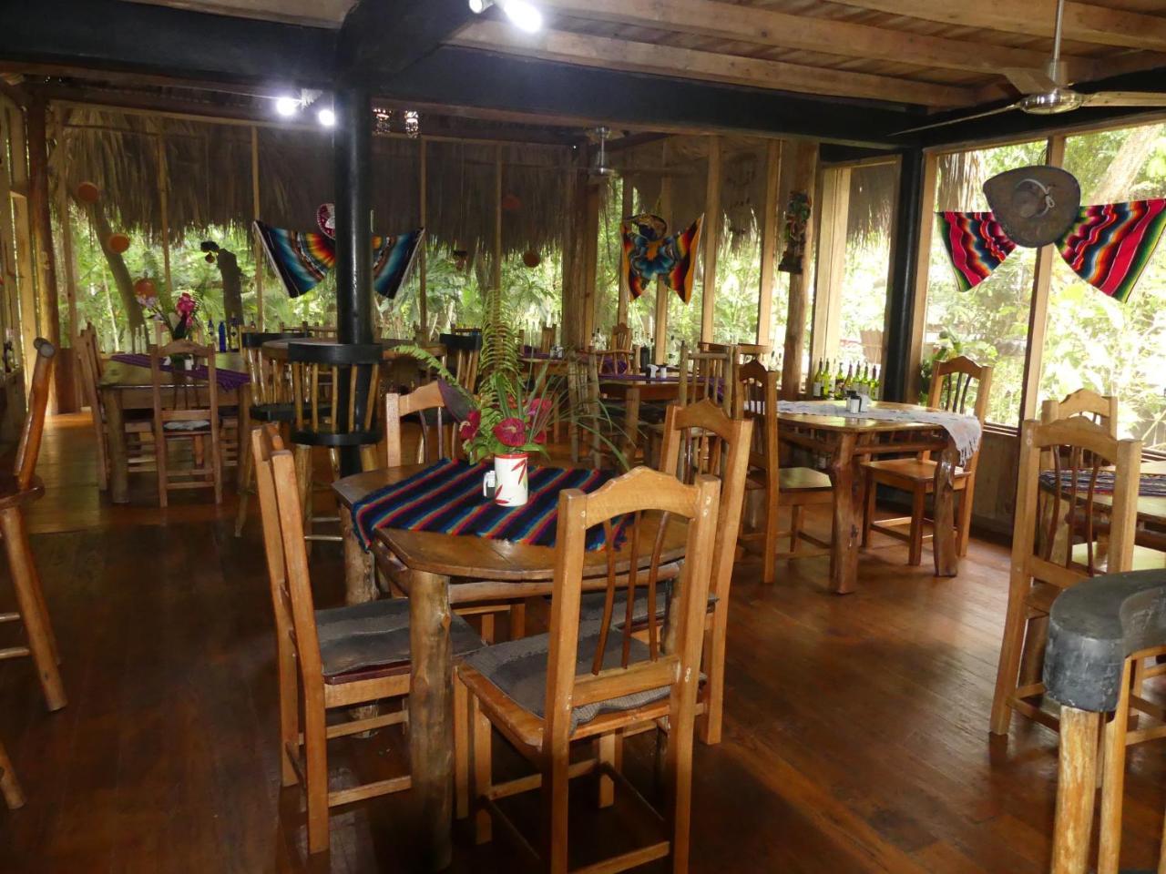 Hotel Kangaroo Rio Dulce Rio Dulce Town Exterior foto